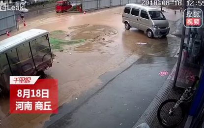 VIDEO: Dos niñas caen y casi se ahogan en un agujero repleto de agua por las fuertes lluvias-China