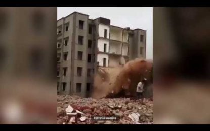 VIDEO: Hombre escapa ‘por los pelos’ de un edificio que se le derrumba encima
