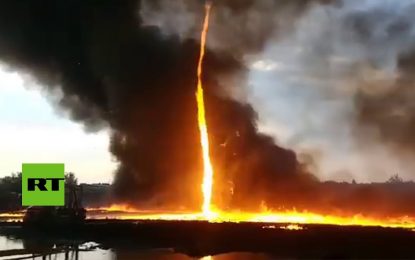 VIDEO: Un enorme (y raro) tornado de fuego arrasa una fábrica en el Reino Unido