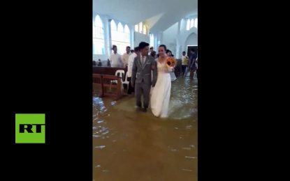 VIDEO: Una pareja se casa en una iglesia inundada por fuertes lluvias