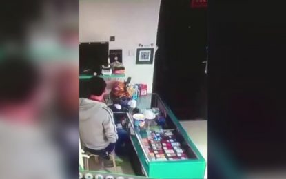 VIDEO: Explosión de un encendedor en una tienda lanza un vaso de tallarines por los aires