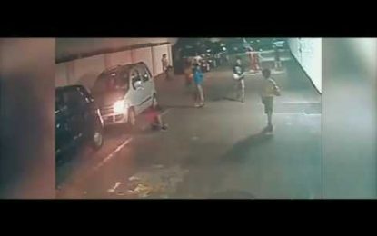 VIDEO: Un auto pasa por encima de un niño pero este se levanta y se va corriendo como si nada