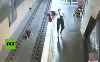 VIDEO: Un hombre arroja a un desconocido a las vías del metro tras discutir con su pareja