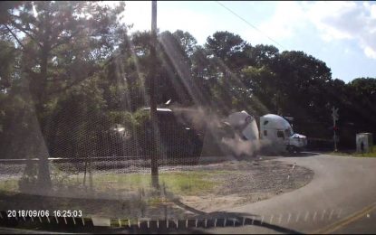 VIDEO: Un tren parte por la mitad el tráiler de un camión en EE.UU.