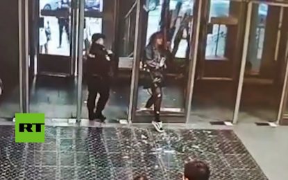 VIDEO: Una joven rompe una puerta de cristal por distraerse con su teléfono mientras camina