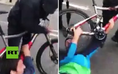VIDEO: Violento robo de bicicleta a plena luz del día y ante los transeúntes