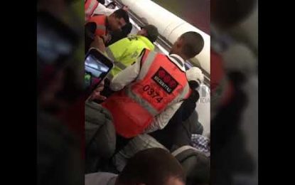 VIDEOS: Monta un escándalo y amenaza con abrir la puerta del avión por “tener mucho calor”