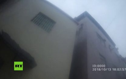 Bombero hace de ‘colchón humano’ y salva a un hombre que saltó de un tercer piso en China (VIDEO)