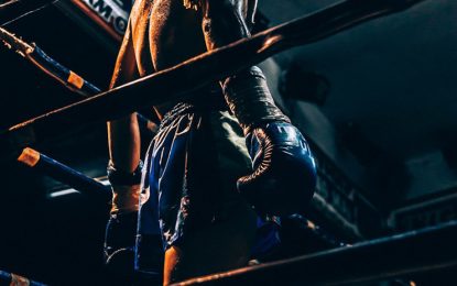 VIDEO: Boxeador ataca a su propio entrenador tras sufrir una derrota