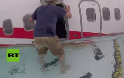 El dramático rescate de los sobrevivientes de un avión caído en el mar (VIDEO)