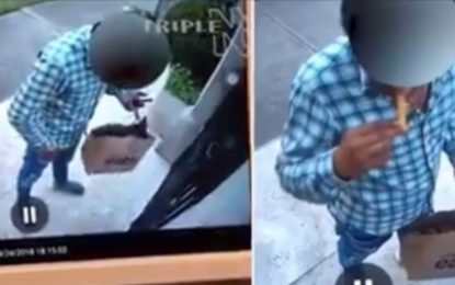 VIDEO: Captan cómo un repartidor come del pedido de un cliente en su misma puerta