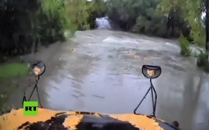VIDEO: Intenta cruzar una carretera inundada y el agua arrastra su autobús con un niño a bordo