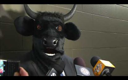 VIDEO: Un entrenador de hockey da una rueda de prensa con una máscara de toro