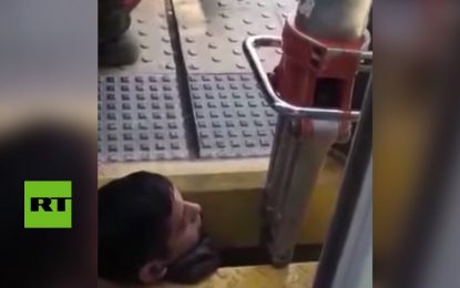 VIDEO: Un hombre queda atrapado por la cabeza entre un tren y el andén en Argentina