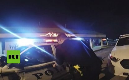 VIDEO: Una mujer esposada roba un coche patrulla ante las narices de los policías