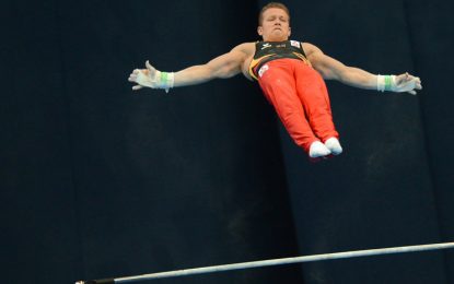 VIDEO: Un gimnasta británico vuela casi 6 metros de una barra a otra estableciendo un récord mundial