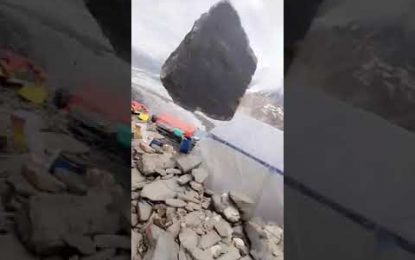 ¡Por los pelos! Escalador se libra de una muerte segura al esquivar enorme roca desprendida (VIDEO)