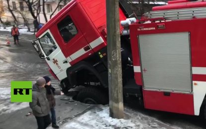 VIDEO: Cráter en medio del asfalto se traga camión de bomberos que se dirigía a un incendio