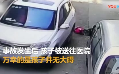 VIDEO: Una niña de 2 años sale ilesa tras ser atropellada por un automóvil en ciudad china de Yiwu