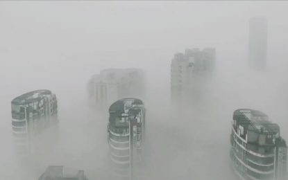 Una espesa niebla cubre por completo una ciudad china (VIDEOS)