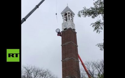 VIDEO: Dos obreros evitan por poco ser aplastados tras caer el reloj de un campanario en EE.UU.