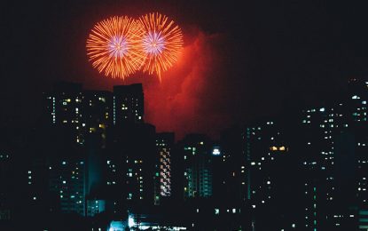 VIDEO: Un dron atraviesa un ‘mar’ de fuegos artificiales