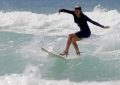 Pro Surfer Maud Le Car Practica Surfing con Vestido y Zapatos de Tacos Altos