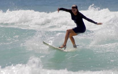 Pro Surfer Maud Le Car Practica Surfing con Vestido y Zapatos de Tacos Altos