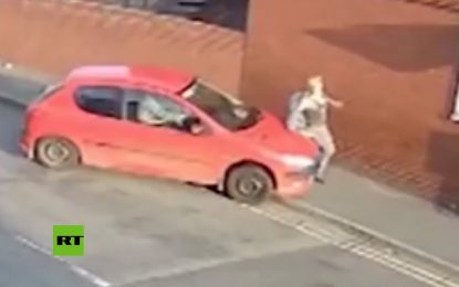 VIDEO: Conductor persigue a una mujer y la embiste contra una pared tras una disputa en la calle