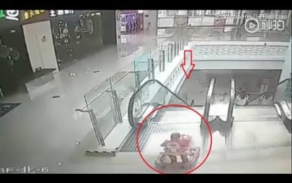 VIDEO: Madre se despista y su bebé de 9 meses cae por las escaleras mecánicas de un centro comercial