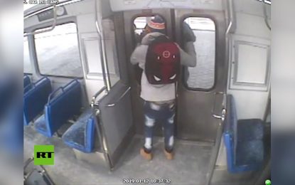 VIDEO: Un tren emprende el viaje con un bebé a bordo mientras su padre fumaba en la estación