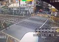 VIDEO: Una anciana se salva por los pelos de ser atropellada por un tren en Taiwán