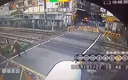 VIDEO: Una anciana se salva por los pelos de ser atropellada por un tren en Taiwán