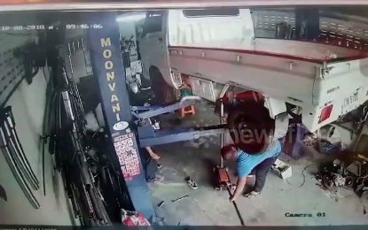 ¿Cómo poner una camioneta ruedas arriba? Estos mecánicos lograron hacerlo ‘a la perfección’ (VIDEO)