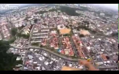 VIDEO: Paracaidista brasileño sufre un fuerte choque contra una pared por filmarse a sí mismo en su caída