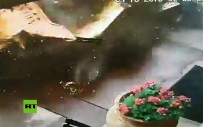 VIDEO: Una mujer y sus hijos se salvan milagrosamente de ser atropellados al estrellarse un coche contra un restaurante
