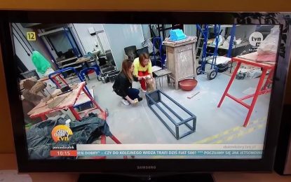 VIDEO: Una reportera destroza una escultura en plena entrevista