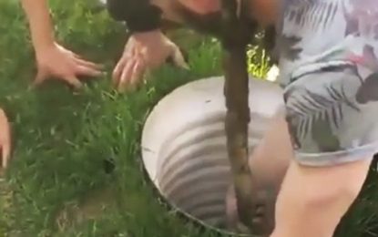 VIDEO: Un menor baja de cabeza por una tubería llena de agua para rescatar a una niña atrapada