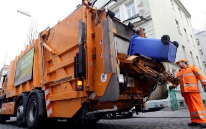 VIDEO: Captan a un basurero cuando finge ser atropellado para demandar compensación al conductor
