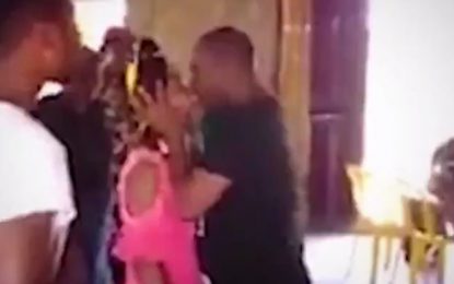 VIDEO: Un pastor besa durante un minuto a una joven feligresa para exorcizar los demonios de su cuerpo