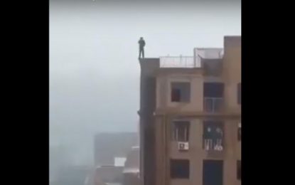 India: Hombre cayó del último piso de edificio cuando quiso tomarse un selfie | VIDEO