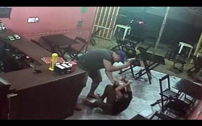 VIDEO: Policía brasileño da una golpiza con una pistola a la dueña de un restaurante por confundir la salsa de su hamburguesa