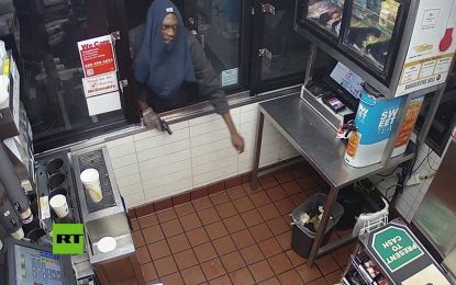 VIDEO: Un ladrón armado asalta un McDonald’s pero es ‘vencido’ por una caja registradora