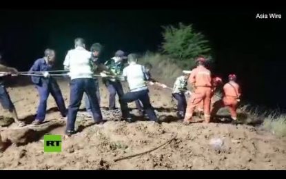 VIDEO: Su auto cae por un acantilado de 150 metros y sobrevive aferrado a un árbol