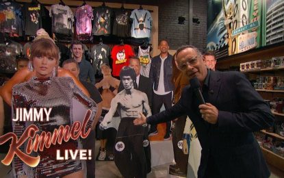 VIDEO: Tom Hanks acepta un reto de Jimmy Kimmel y ‘roba’ en una tienda de recuerdos ante los ojos de todos
