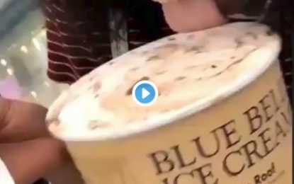 VIDEO: Una mujer lame un helado y vuelve a colocarlo en la nevera del supermercado