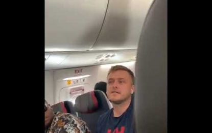 VIDEO: Increpa y golpea con furia a su novio a bordo de un avión por mirar a otras mujeres