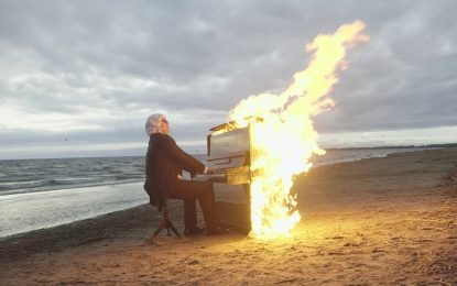 VIDEO: Un músico ciego de Rusia interpreta una canción mientras el fuego devora su piano