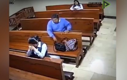 VIDEO: Un ladrón roba a una mujer en una iglesia de Ecuador mientras reza y sale del templo persignándose
