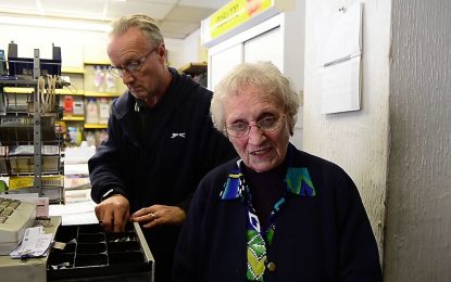 VIDEO: Mujer de 82 años golpea a bastonazos a un ladrón para defender su negocio